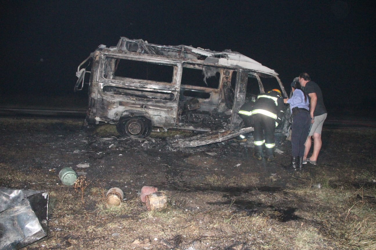 Se incendió una traffic y fue devorada completamente por el fuego en Ruta 101 a unos 5 kilómetros de General Pico 5 WhatsApp Image 2022 04 08 at 8.45.08 PM 1