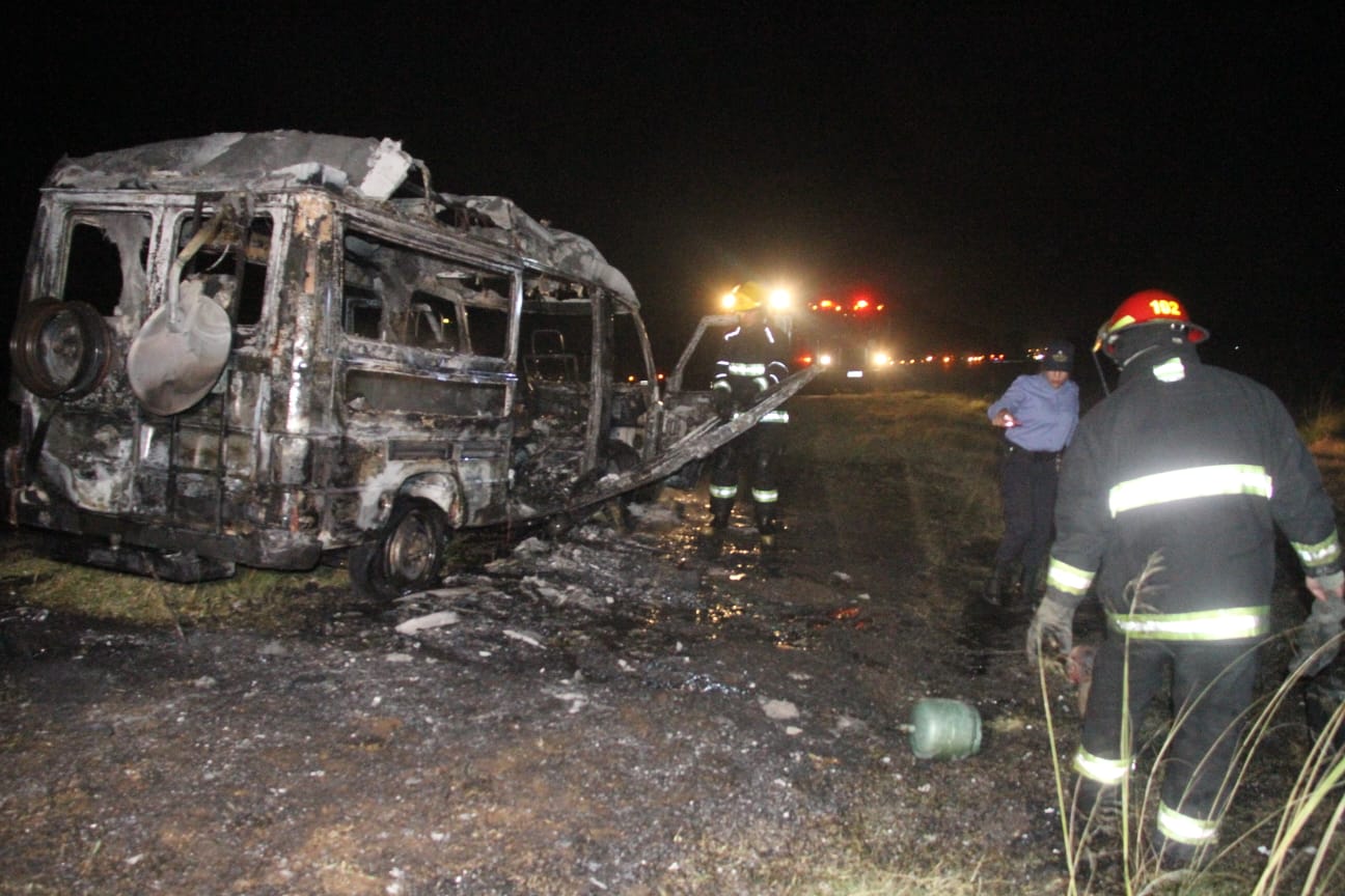 Se incendió una traffic y fue devorada completamente por el fuego en Ruta 101 a unos 5 kilómetros de General Pico 9 WhatsApp Image 2022 04 08 at 8.45.08 PM 2