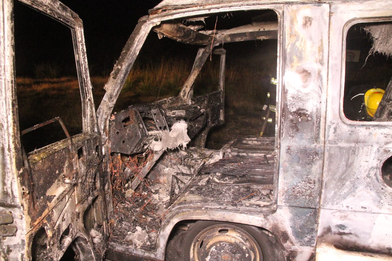 Se incendió una traffic y fue devorada completamente por el fuego en Ruta 101 a unos 5 kilómetros de General Pico 8 WhatsApp Image 2022 04 08 at 8.45.08 PM