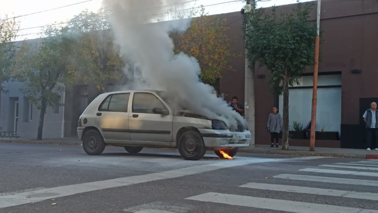 Bomberos sofocó el incendio de un auto en calle 13 esquina 24