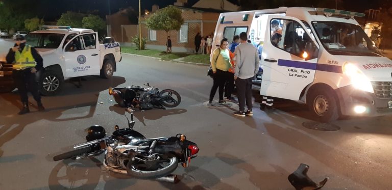 Fuerte choque entre motos en barrio Federal: Solo un motociclista fue asistido y trasladado al Hospital