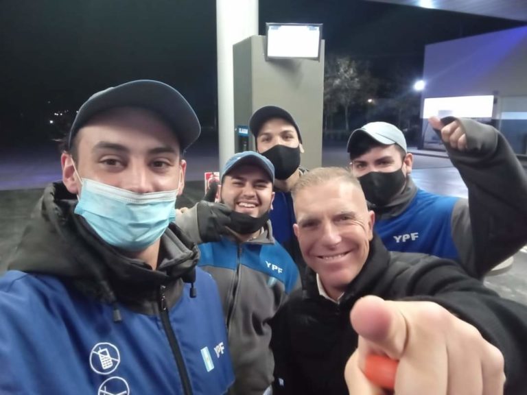 Fantino pasó por General Pico y se sacó una foto con los playeros de una estación de servicio