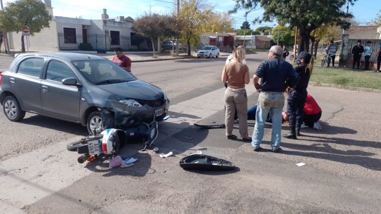 Una joven hospitalizada tras choque entre una moto y un auto