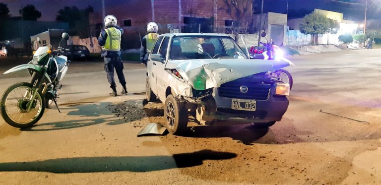 Fuerte choque entre auto y camioneta