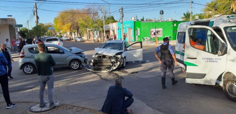 Triple choque en calle 2 y 13: Solo una mujer fue hospitalizada con lesiones leves