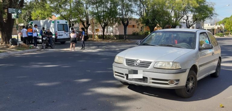 Choque entre auto y moto en calle 11 y 104: No hubo lesionados