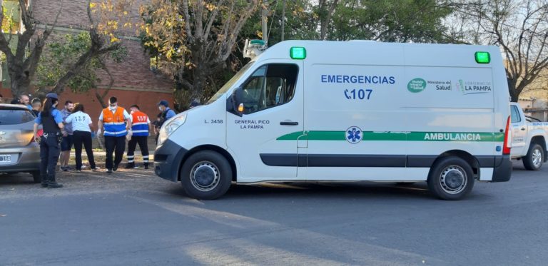 Iba en moto, chocó a un perro en calle 7 y 120 y tuvo que ser hospitalizado con cortes en la cabeza