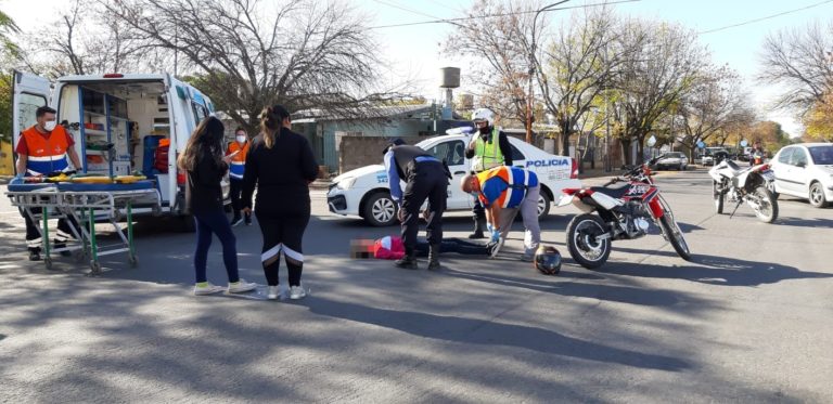 Una joven de 22 años cayó de su moto en calle 29 y 36, sufrió golpes y fue hospitalizada