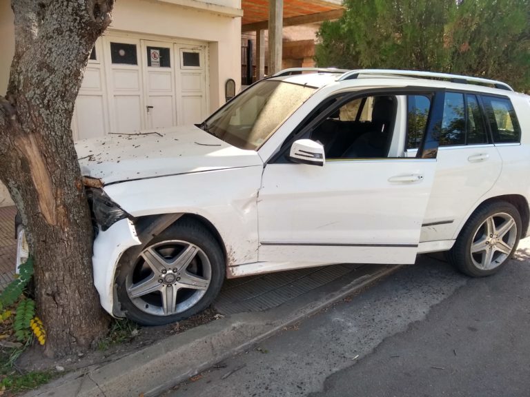 Perdió el control un Mercedes Benz y terminó contra un árbol en General Pico
