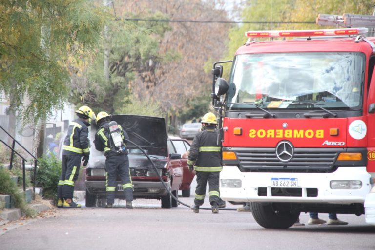 Un auto se prendió fuego en calle 108 entre 17 y 17 bis