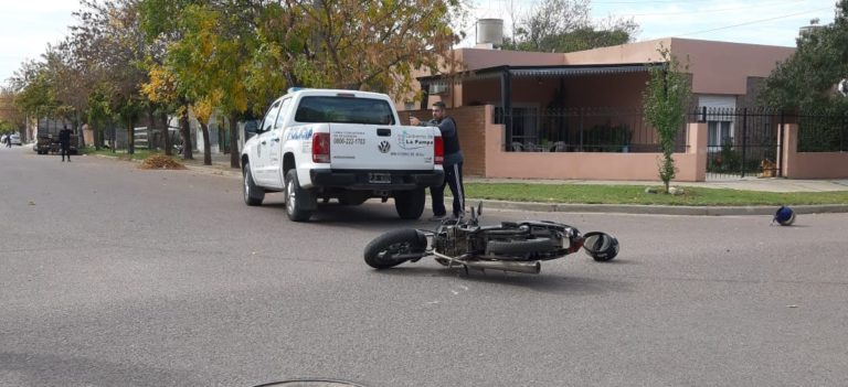 Una moto chocó desde atrás a una camioneta de la Policía: Un hombre y una joven fueron hospitalizados
