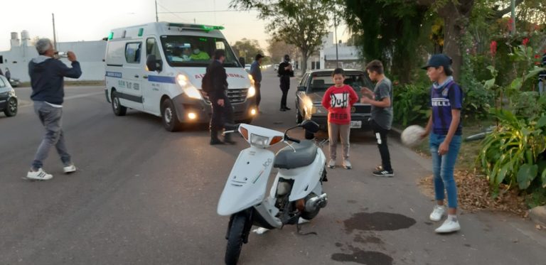 Iba en moto, se le cruzó un menor en bicicleta en contramano y terminó chocando un auto estacionado: Ambos fueron trasladados al Hospital