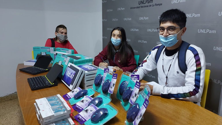 Becas de la UNLPam: Entregaron equipos a beneficiarios en General Pico y Santa Rosa
