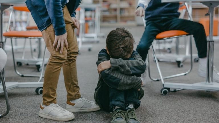 Brutal amenaza de un padre a un alumno de 13 años que le hizo bullying a su hija hipoacúsica: “Te voy a arrancar los ojos y te los voy a hacer masticar”