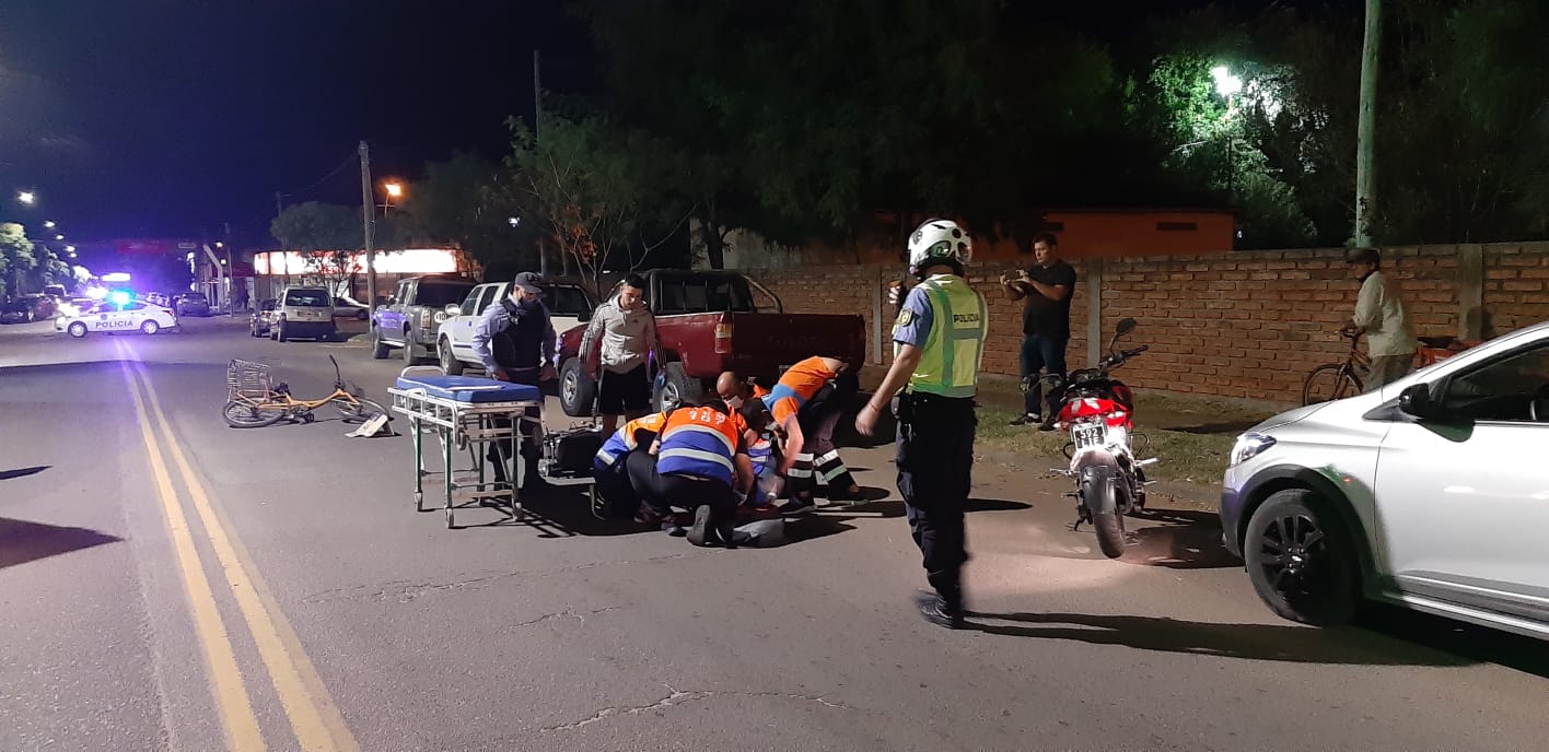 Dos personas hospitalizadas tras choque entre una moto y un ciclista
