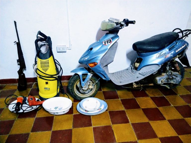 Colonia Barón: Se ausentó de su vivienda y le robaron herramientas, un arma de fuego y una moto