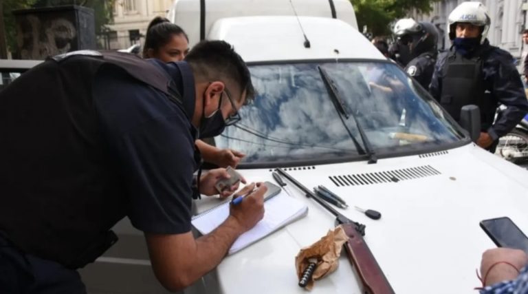 Iba con un rifle, lo detuvieron en La Plata y dijo que venía de Neuquén “a matar a Cristina Kirchner” y a otros funcionarios
