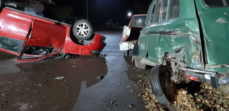 Choque y vuelco en la madrugada piquense: Hospitalizan al conductor
