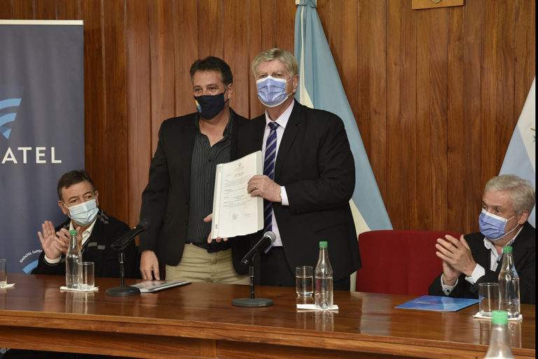 Ziliotto encabezó la licitación del SUM e inauguró la obra de fibra óptica en Uriburu