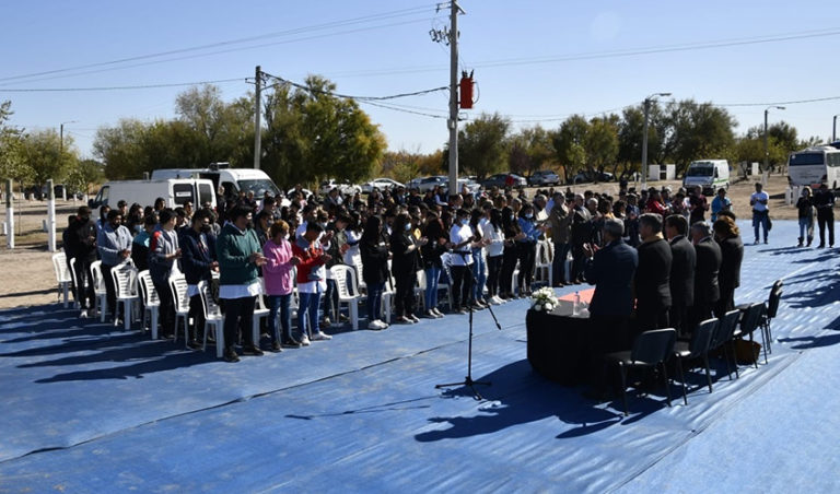 Más de 6 mil estudiantes pampeanos prometieron la bandera en la ribera del cauce seco del Atuel