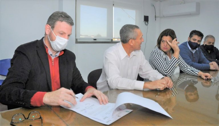 Firmaron un convenio para mejorar el sistema eléctrico del acueducto Pico – Dorila