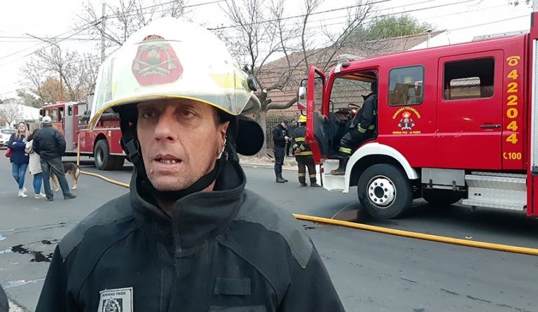 Incendio de vivienda en barrio Universitario: “El foco aparentemente se inició en la cocina, el humo afectó bastante, rescatamos dos perros y murieron dos gatos”