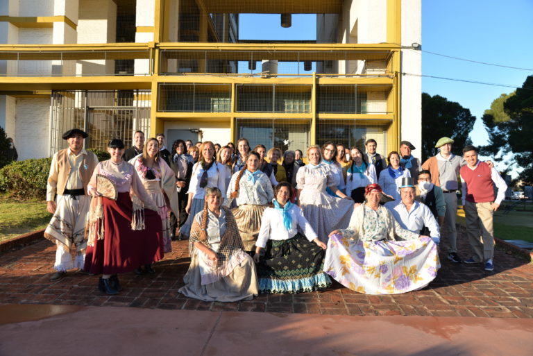 Empleados estatales de La Pampa atendieron a la gente vestidos con trajes típicos del 25 de Mayo