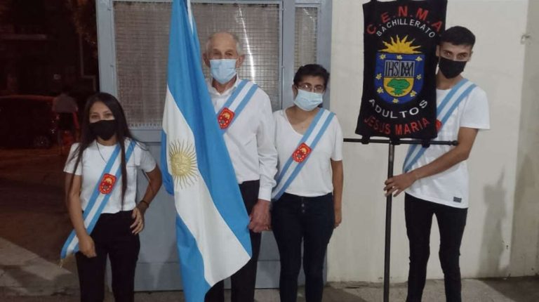 Córdoba: a los 73 años está terminando la secundaria y fue abanderado por tener el mejor promedio