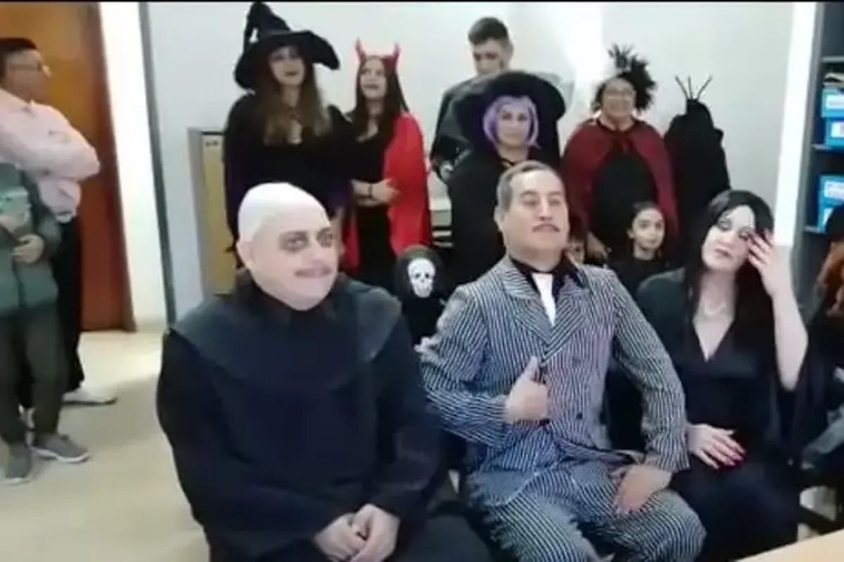Video: se casaron y fueron vestidos al Registro Civil de Neuquén como Los Locos Addams