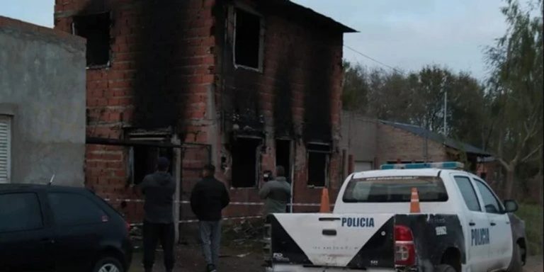 Una pareja y su hijo de 5 años murieron en un incendio en Bahía Blanca: salvaron a un bebé tirándolo por la ventana