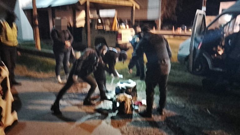 Golpe al narcotráfico: Secuestran 3 kg de cocaína, 2,5 millones de pesos, 7 autos, armas de fuego y detienen a 4 personas, entre ellos una mujer
