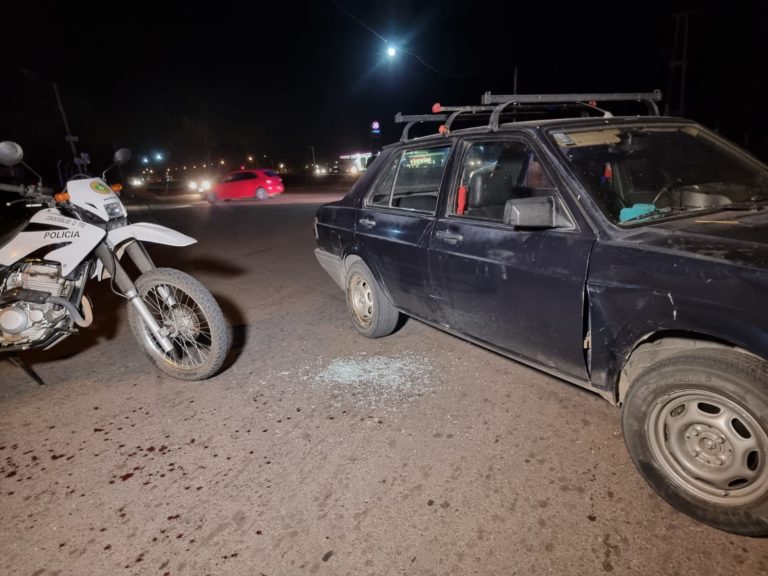 Motorista de la policía se dirigía a realizar un corte de calle por un siniestro vial y terminó chocando un auto