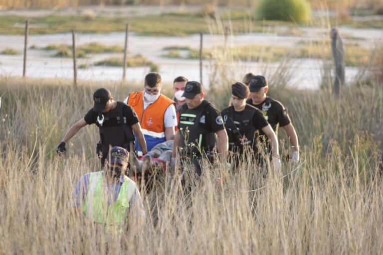 Grave accidente: Volcó una camioneta entre Metileo y Villa Mirasol, hospitalizan a una persona