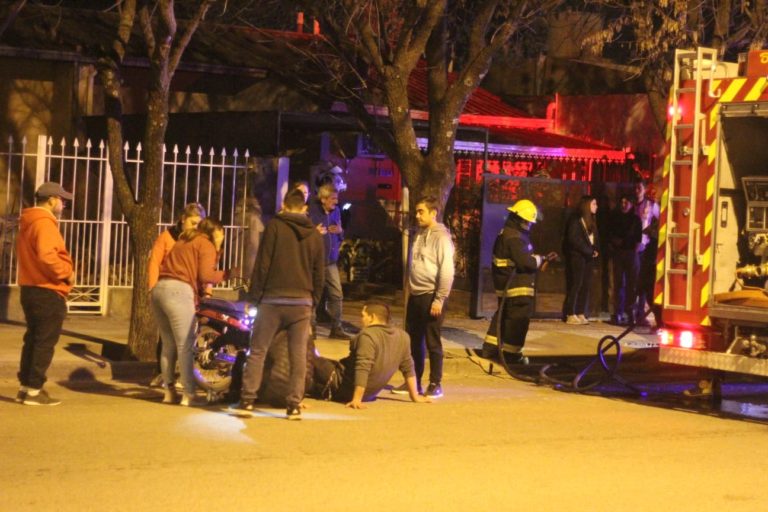 Bomberos voluntarios acudieron a un incendio de vivienda