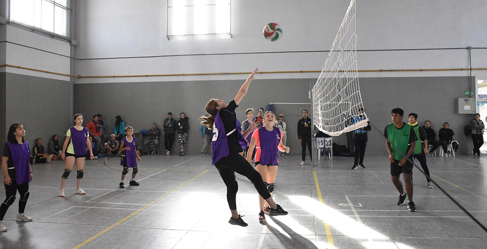 Más de 100 adolescentes participaron del primer encuentro de escuelas deportivas municipales de vóley
