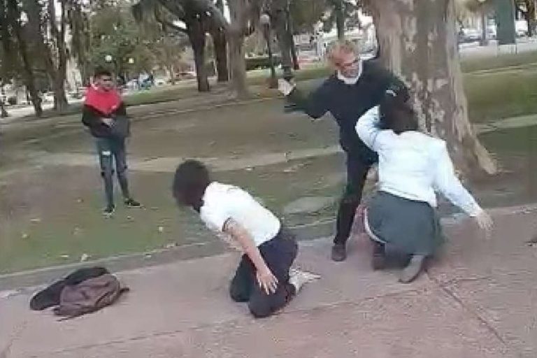 Video de Entre Ríos: dos alumnas se agarraron a piñas y una mujer las separó a cachetazos