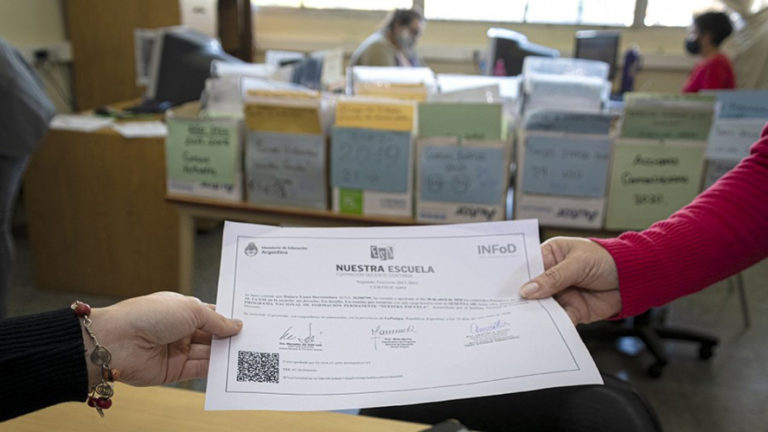 Extienden el período de entrega de certificados a docentes en La Pampa