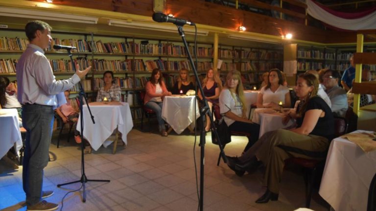 Sábado de café literario en la biblioteca Estrada