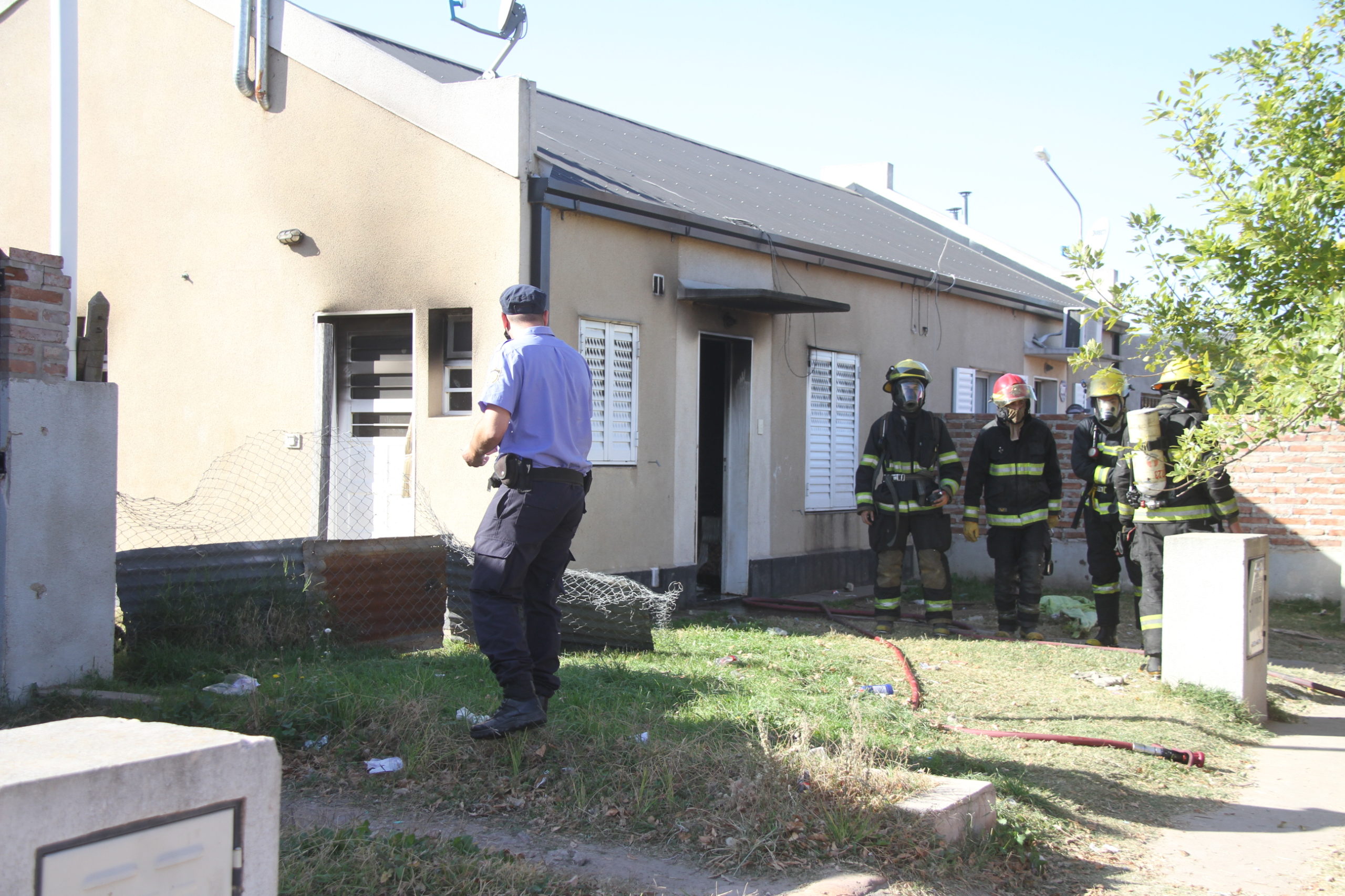 Incendio de vivienda en Barrio Federal: “La madre sacó a las niñas por el patio trasero, ya que el fuego se había generalizado por el frente, las pérdidas fueron totales”