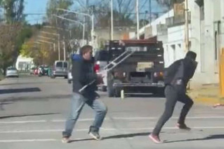 Video viral: un hombre que mendigaba en las calles de Pergamino con muletas en el semáforo se peleó con un vecino y salió corriendo