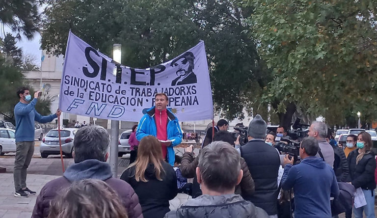 Más de un centenar de personas se manifestaron para repudiar las agresiones sufridas por una profesora y una directora en General Pico: “Es muy preocupante”