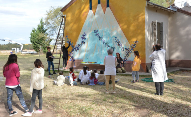 Prestigioso artista radicado en Londres pinta un mural participativo junto a los alumnos de la Escuela 122 de Trebolares