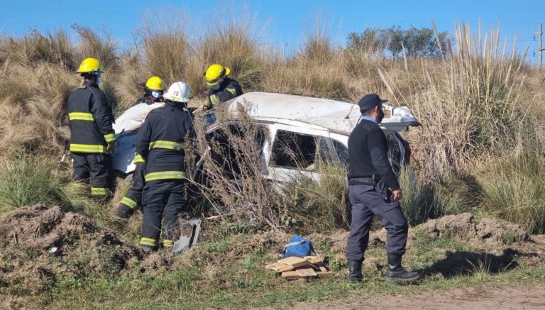 Impresionante vuelco en el “camino viejo” a Dorila: Una mujer fue hospitalizada y el auto quedó destrozado