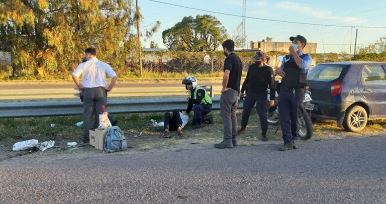 Salía de hacer las compras en su moto, perdió el control y chocó contra el guardarrail: Fue hospitalizado con fuertes golpes