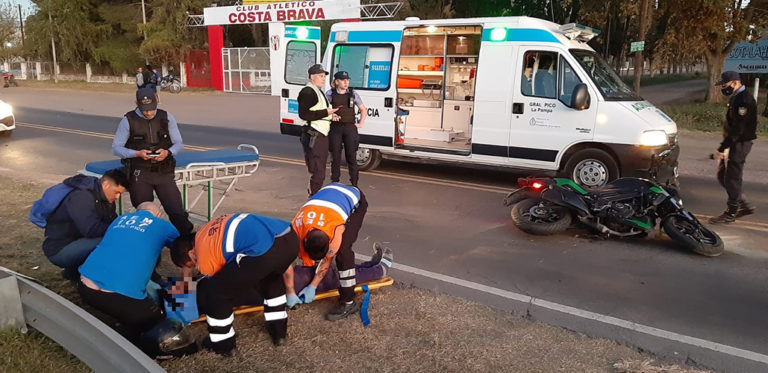Se conducía por Ruta 1, frenó para doblar en calle 106 y fue impactado fuertemente desde atrás por una moto
