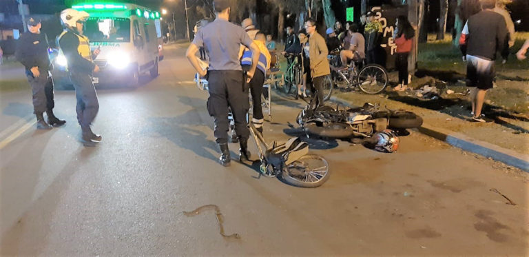 Fuerte impacto entre una moto y una bicicleta en calle 44 y 1: Un menor y un adulto fueron hospitalizados