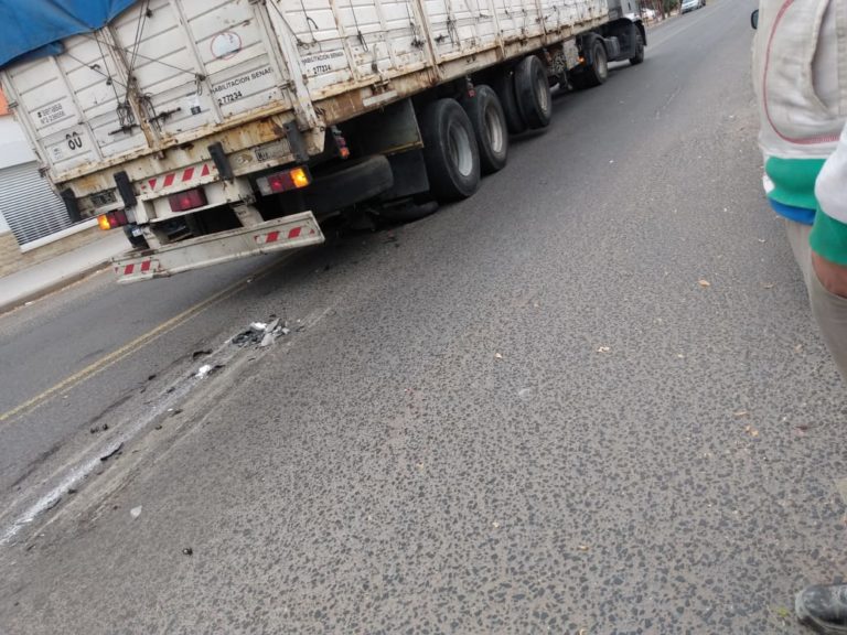 Una mujer se salvó de milagro en General Pico cuando un camión paso por arriba la moto en la que circulaba