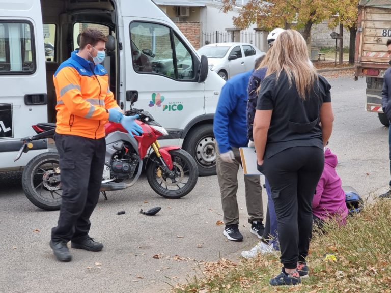 Una trafic del municipio chocó con una moto y una mujer fue hospitalizada