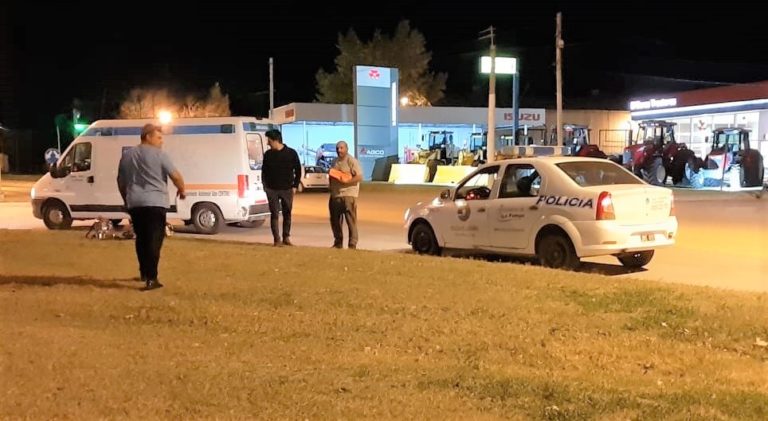 Una joven cayó de su moto tras deslizar sobre cereal derramado por un camión en Ruta 1 y Circunvalación