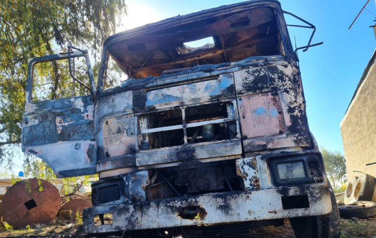 Dos dotaciones de Bomberos sofocaron el incendio de un camión en barrio Sur: Investigan si fue intencional